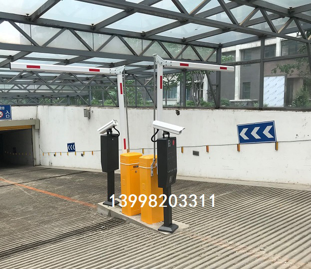 沈陽某大學(xué)家屬樓地下停車場折臂道閘車牌識別系統(tǒng)
